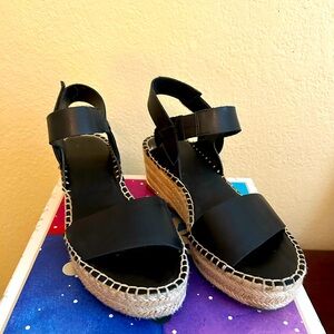 1.5 inch espadrille. Good for casual wear.